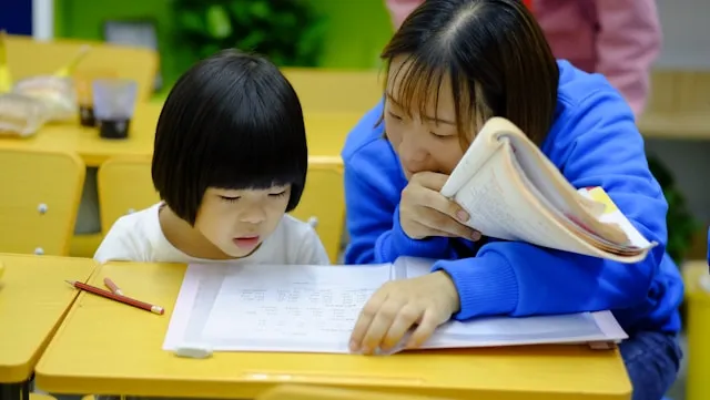 ハングル語を学んでいる女の子