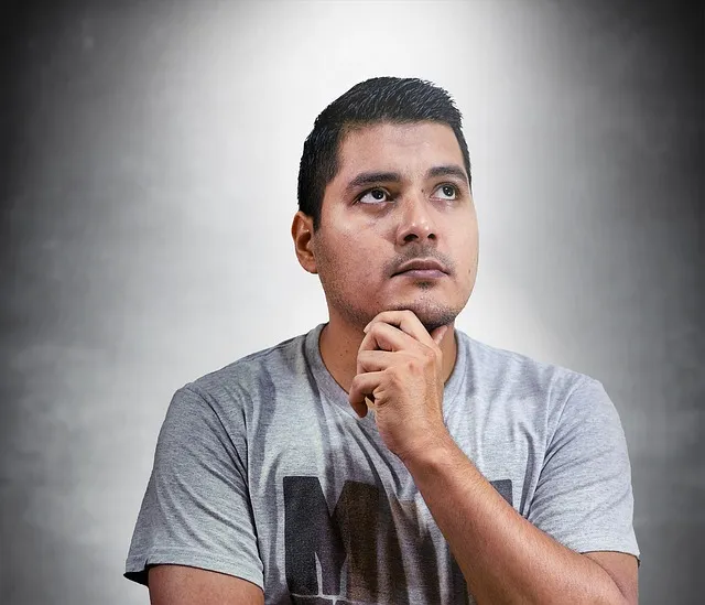 考え込んでいる男性