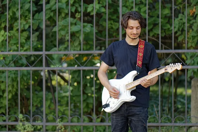 アウトドアでエレキギターを弾いている男性