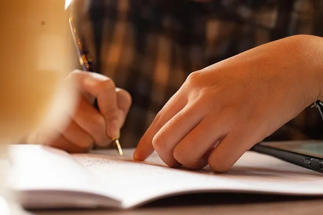 一生懸命に語学を学んでいる人