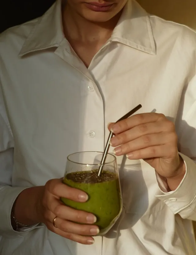 青汁を飲もうとしている女性