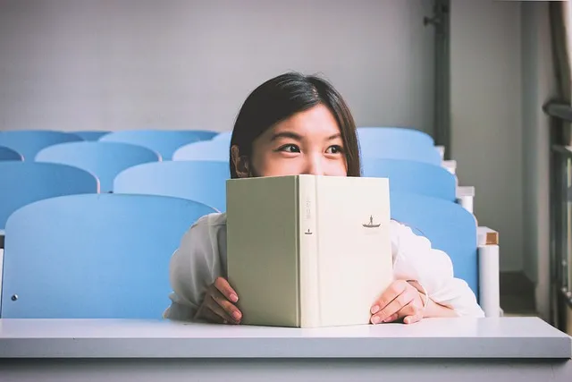 ノートを持っている女性