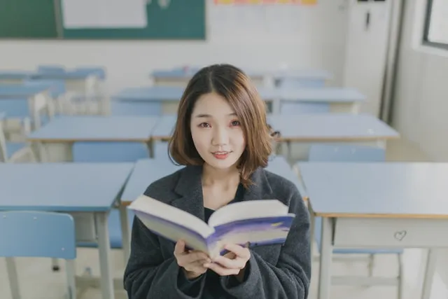 教室で語学を学んでいる女性