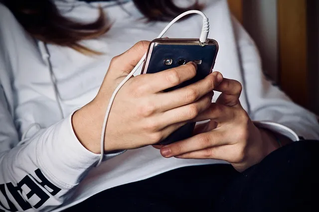 iphoneで勉強している女性