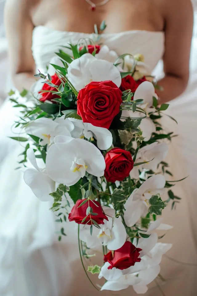 バラの花束を持った新婦