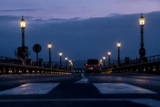 夜に橋を渡る車