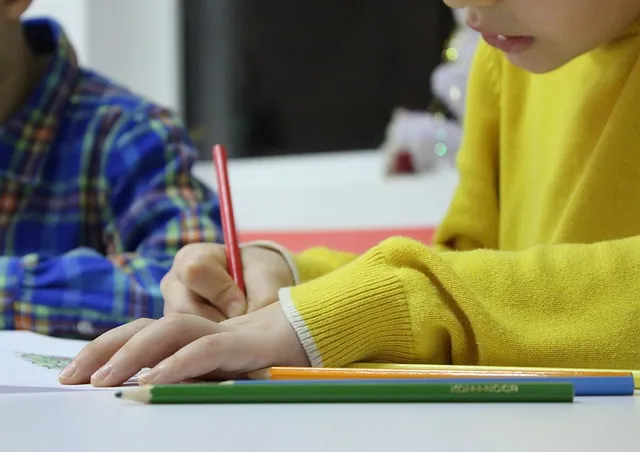 語学を学んでいる子供たち