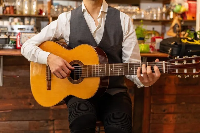 フォークギターの演奏シーン