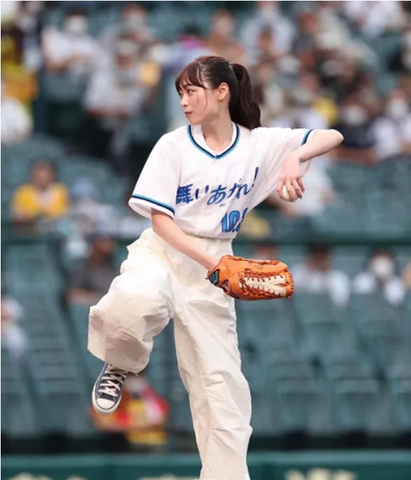 始球式での福原遥
