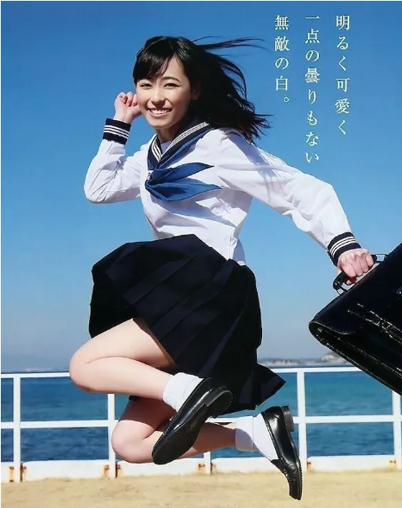 セーラー服姿の福原遥