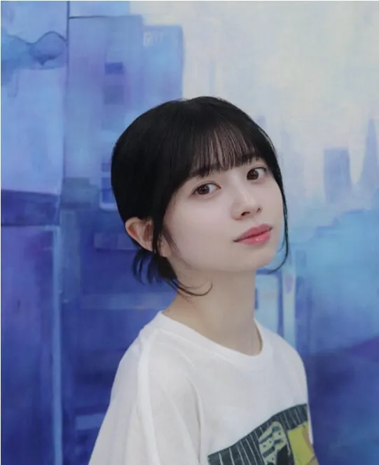 tシャツ姿の桜田ひより