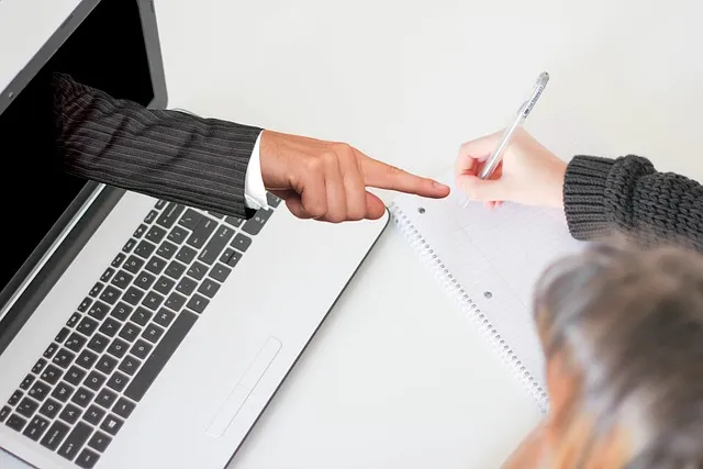 オンライン上の先生とその説明を聞く生徒