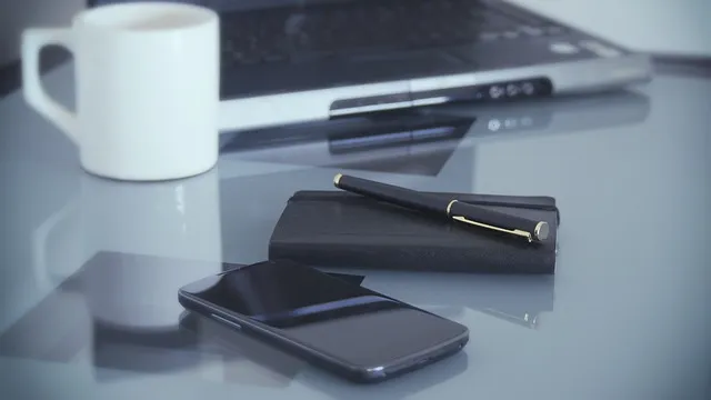 スマートフォンとノートパソコン