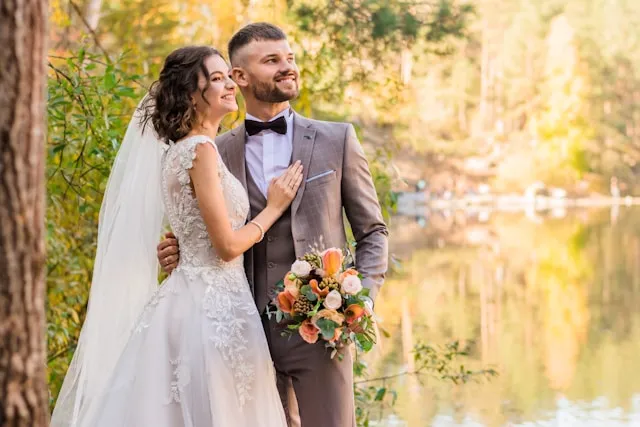 幸せそうな笑みを浮かべている新婚夫婦