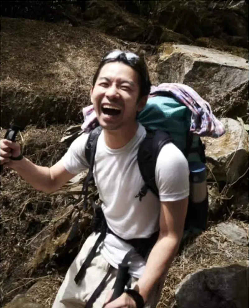 山登りをしている仲野太賀