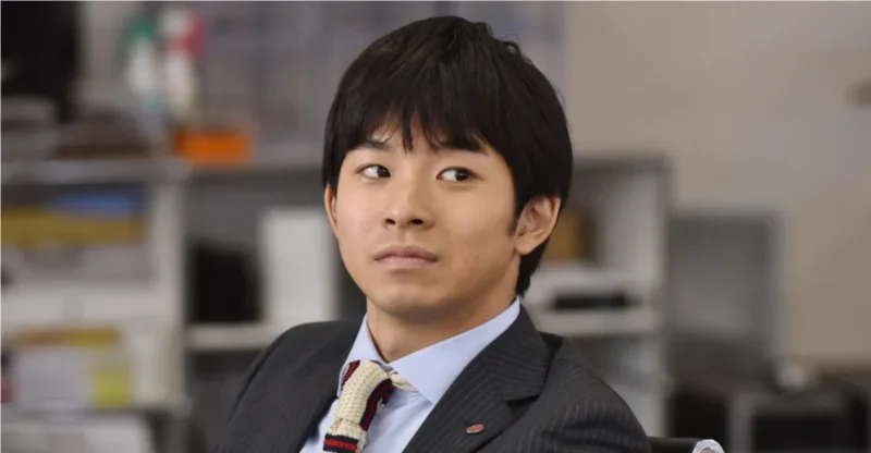 ドラマの中でスーツ姿の仲野太賀