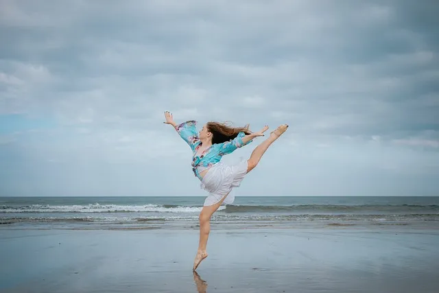 浜辺でミュージカルの踊りの練習をしている女性