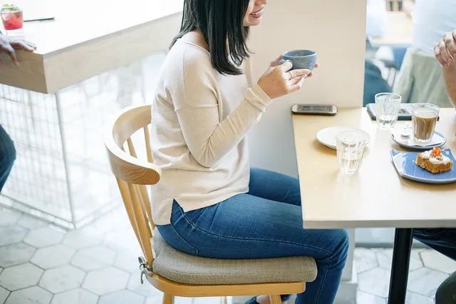 お茶を飲む女性