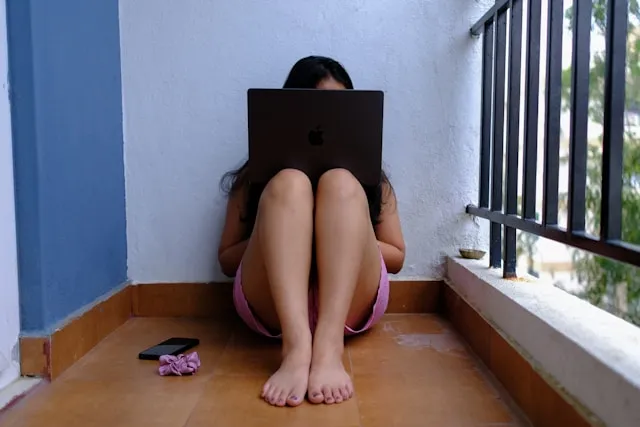 動画を見ている女性
