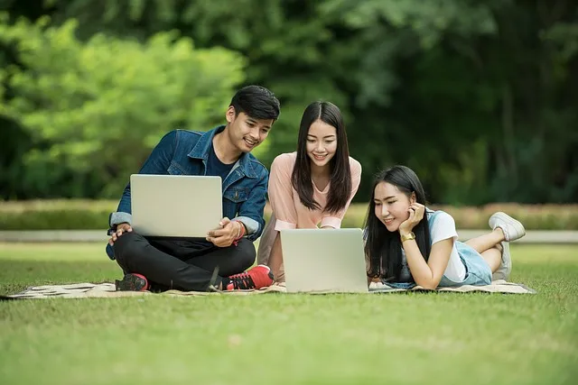 パソコンで楽しく語学を学んでいる若者